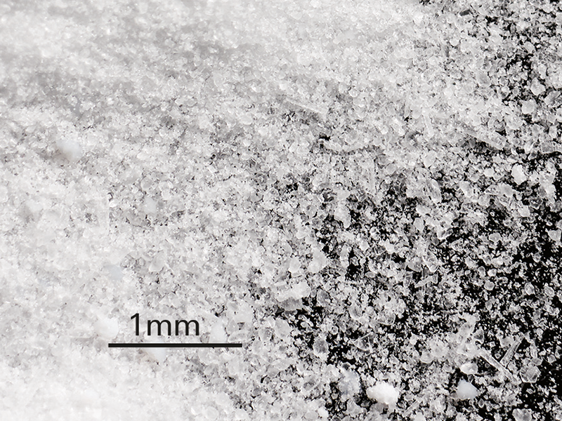 immagine ingrandita a 1 mm in cui è possibile vedere la forma dei cristalli di bicarbonato di sodio